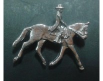 Broszka srebrna z motywem jeździeckim Jeździec na koniu